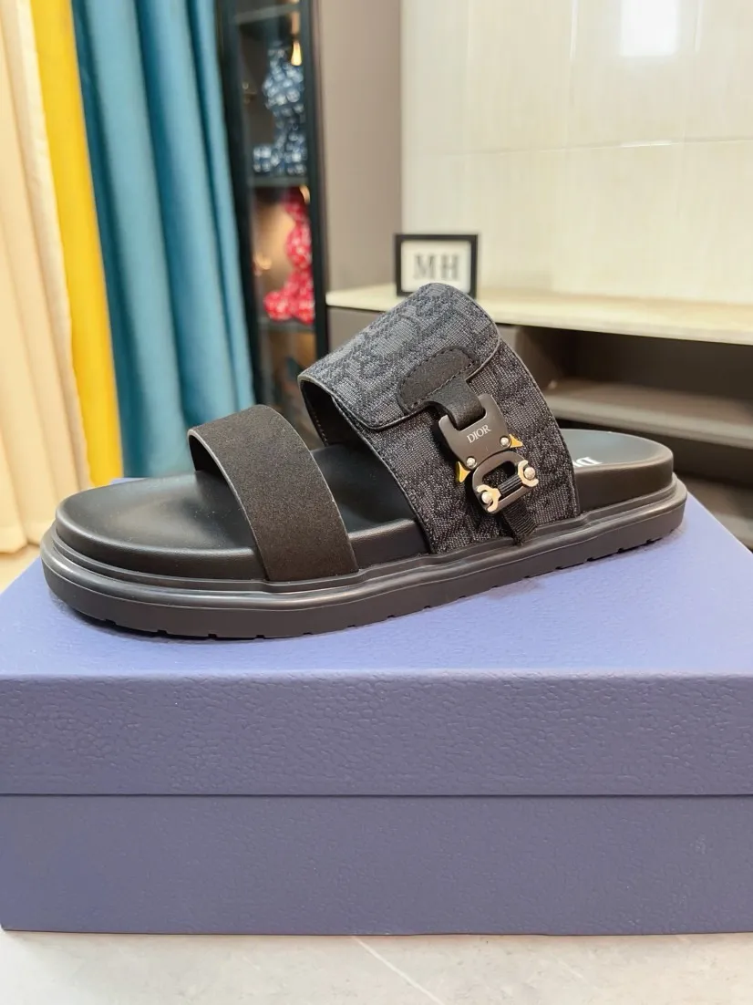 Men's Men's Shoes 💰320🌸🌸Dior Aqua Men's Sandals Slippers. Showcasing Dior haute couture design. The Dior gray suede strap is accented with an aluminum Dior buckle for added style. Paired with a comfortable tonal notch sole, they pair easily with shorts or jeans for a sophisticated look. Main body: suede cow leather, technical fabric lining: cow leather, with adjustable straps, aluminum Dior buckle, Dior gray EVA insole, tonal notch rubber outsole splicing structure👌👌size: 38-44 (45.46 customized)